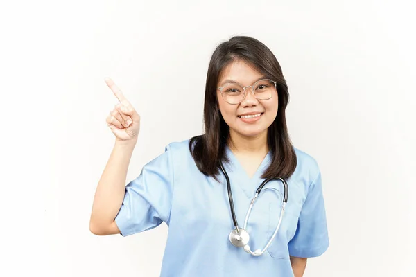 Zeigen Produkt Und Pointing Seite Von Asiatischen Jungen Arzt Isoliert — Stockfoto