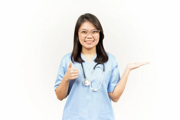 Apresentando Mostrando Produto Palma Aberta Jovem Médico Asiático Isolado Fundo — Fotografia de Stock