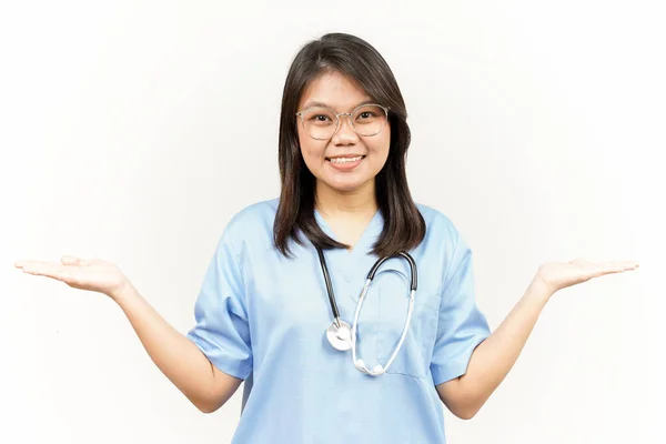 Presentando Mostrando Due Prodotti Palmo Aperto Asiatico Giovane Medico Isolato — Foto Stock