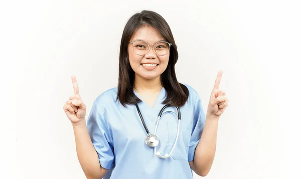 Mostrando Produto Apontando Para Cima Jovem Médico Asiático Isolado Fundo — Fotografia de Stock