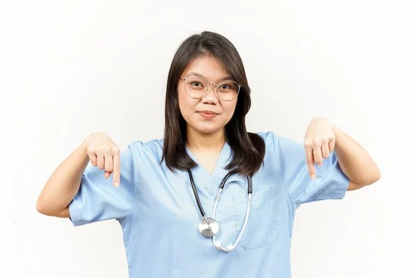Mostrando Produto Apontando Para Baixo Asiático Jovem Médico Isolado Fundo — Fotografia de Stock