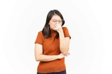 Beyaz arka planda yalnız bırakılmış pis kokulu ve iğrenç bir Asyalı kadın kokusu alıyorum.