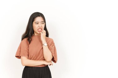 Gergin ve Güzel Asyalı Kadın Tırnağı Beyaz Arkaplanda İzole Edildi