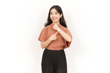 Beyaz arka planda izole edilmiş güzel Asyalı kadını izleyip gülümsemek.