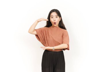 Beyaz arka planda tecrit edilmiş güzel bir Asyalı kadının Büyük İşaret Ürününü Ölçüyor ve Gösteriyor