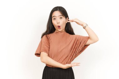 Beyaz arka planda tecrit edilmiş güzel bir Asyalı kadının Büyük İşaret Ürününü Ölçüyor ve Gösteriyor