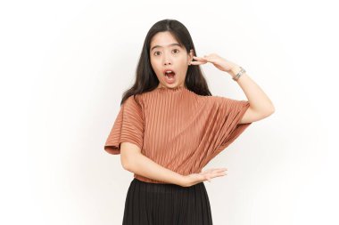 Beyaz arka planda tecrit edilmiş güzel bir Asyalı kadının Büyük İşaret Ürününü Ölçüyor ve Gösteriyor