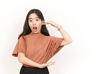 Beyaz arka planda tecrit edilmiş güzel bir Asyalı kadının Büyük İşaret Ürününü Ölçüyor ve Gösteriyor