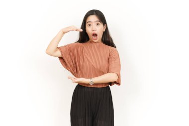 Beyaz arka planda tecrit edilmiş güzel bir Asyalı kadının Büyük İşaret Ürününü Ölçüyor ve Gösteriyor