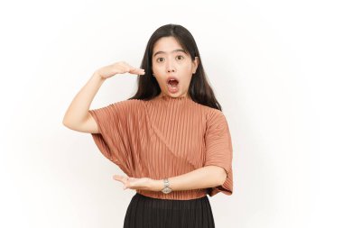 Beyaz arka planda tecrit edilmiş güzel bir Asyalı kadının Büyük İşaret Ürününü Ölçüyor ve Gösteriyor