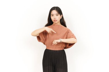 İzlemek için işaret eden, Beyaz Arkaplanda İzole edilmiş Güzel Asyalı Kadın 'a Öfkeli