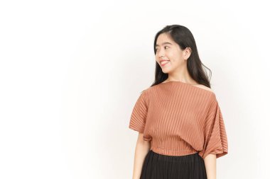 Beyaz arka planda tecrit edilmiş Güzel Asyalı Kadın Duruyor ve Gülümsüyor