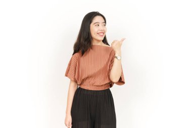 Beyaz arka planda izole edilmiş güzel Asyalı Kadın Başparmağıyla Ürünleri Gösterme ve Gösterme