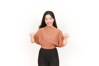 Beyaz arka planda izole edilmiş Güzel Asyalı Kadın 'ın Ürünleri ve Gösterimi