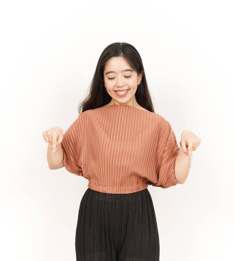 Beyaz arka planda izole edilmiş Güzel Asyalı Kadın 'ın Ürünleri ve Gösterimi