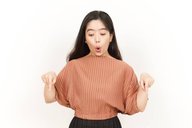 Beyaz arka planda izole edilmiş Güzel Asyalı Kadın 'ın Ürünleri ve Gösterimi