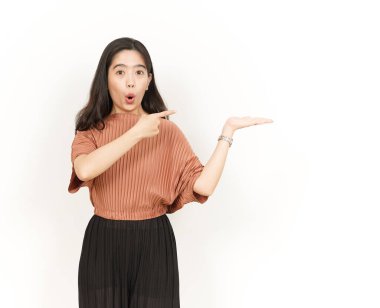 Beyaz arka planda tecrit edilmiş güzel Asyalı Kadın Açık Avuç 'ta Ürünleri Gösterme ve Sunma