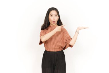 Beyaz arka planda tecrit edilmiş güzel Asyalı Kadın Açık Avuç 'ta Ürünleri Gösterme ve Sunma