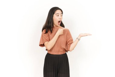 Beyaz arka planda tecrit edilmiş güzel Asyalı Kadın Açık Avuç 'ta Ürünleri Gösterme ve Sunma