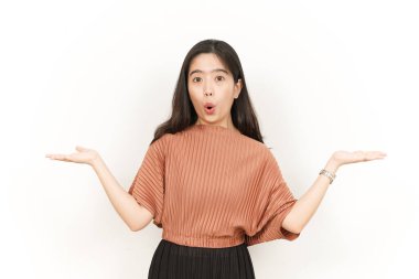 Açık Avuç 'ta Beyaz Üzerine İzole Güzel Asyalı Kadın' ın İki Ürününü Göstermek ve Sunmak