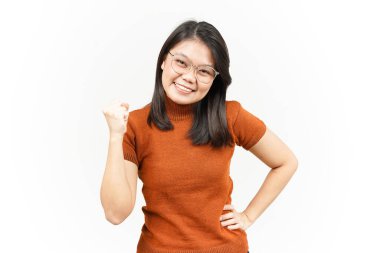 Evet, beyaz arka planda tecrit edilmiş güzel bir Asyalı kadının heyecanlı hareketi.