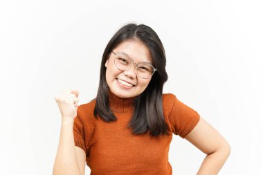 Evet, beyaz arka planda tecrit edilmiş güzel bir Asyalı kadının heyecanlı hareketi.