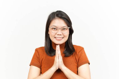 Beyaz arka planda tecrit edilmiş güzel Asyalı kadını selamlıyorum.