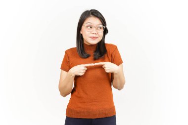 Utangaç ve parmakla işaret eden Güzel Asyalı Kadın Beyaz arka planda soyutlandı