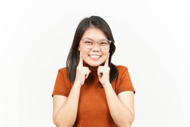 Beyaz arka planda izole edilmiş güzel Asyalı kadının gülümsemesi ve parmak dokunuşu