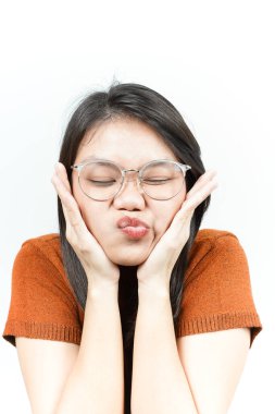 Güzel Asyalı kadın beyaz arka planda biraz poz verir.