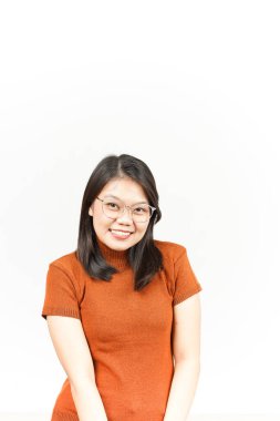 Güzel Asyalı kadın beyaz arka planda biraz poz verir.