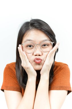 Güzel Asyalı kadın beyaz arka planda biraz poz verir.