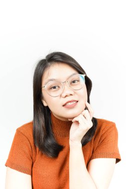 Güzel Asyalı kadın beyaz arka planda biraz poz verir.