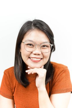 Güzel Asyalı kadın beyaz arka planda biraz poz verir.