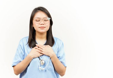 Asyalı Genç Doktorun Öz Sevgisi ve Minnettarlığı Beyaz Arkaplanda İzole Edildi