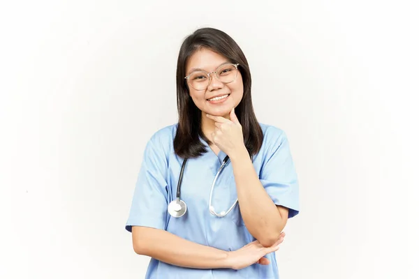 Sorriso Guardando Fotocamera Asiatico Giovane Medico Isolato Sfondo Bianco — Foto Stock
