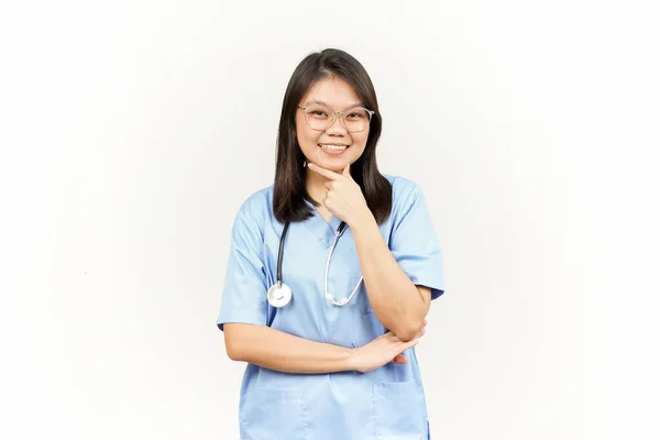 Sonrisa Mirando Cámara Asiático Joven Médico Aislado Blanco Fondo — Foto de Stock