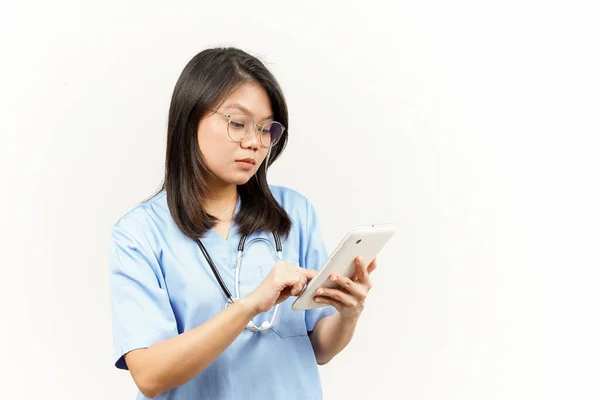 Celebración Uso Tableta Asia Joven Médico Aislado Sobre Fondo Blanco —  Fotos de Stock