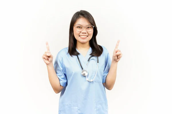 Mostrando Produto Apontando Para Cima Jovem Médico Asiático Isolado Fundo — Fotografia de Stock