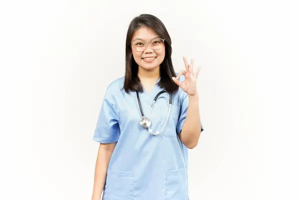 Mostrando Bom Sinal Asiático Jovem Médico Isolado Fundo Branco — Fotografia de Stock