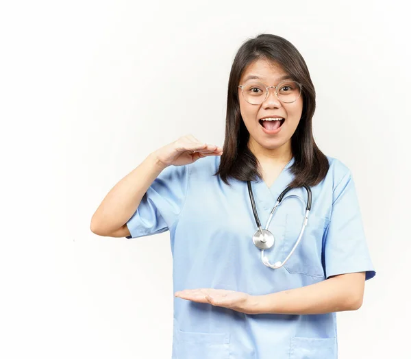 Medir Mostrar Gran Signo Producto Asiático Joven Médico Aislado Sobre — Foto de Stock