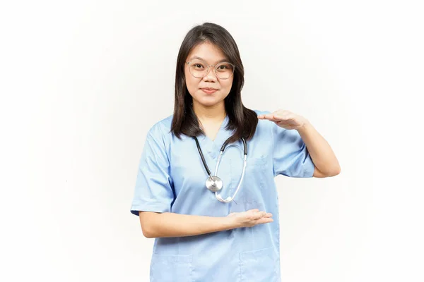 Mérés Mutatja Nagy Jel Termék Ázsiai Fiatal Orvos Elszigetelt Fehér — Stock Fotó