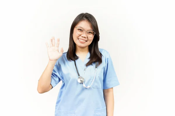 Witam Pozdrowienia Gestura Azji Młody Lekarz Izolowany Białym Tle — Zdjęcie stockowe