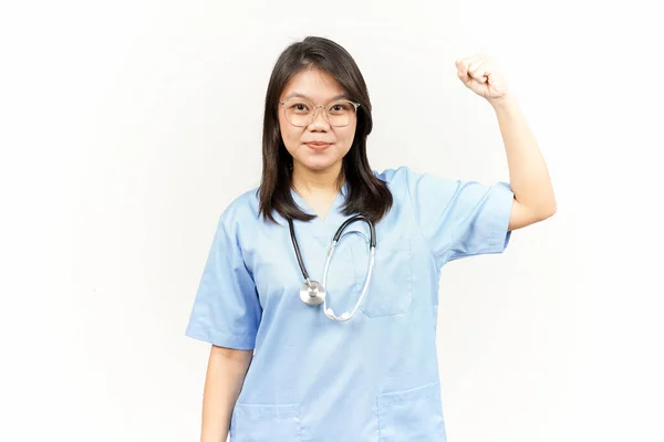 Mostrando Braços Força Jovem Médico Asiático Isolado Fundo Branco — Fotografia de Stock