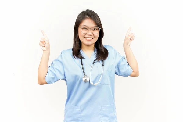 Mostrando Producto Apuntando Hacia Arriba Asiático Joven Médico Aislado Sobre — Foto de Stock