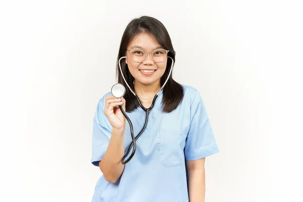 白い背景に隔離されたアジアの若い医師の聴診器を示す — ストック写真