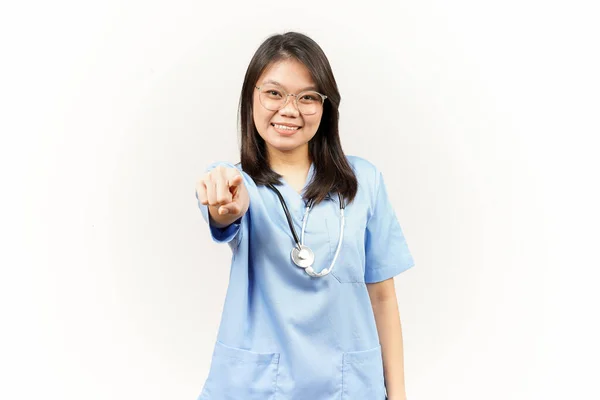 Señalando Cámara Quiero Que Usted Gesto Asiático Joven Médico Aislado — Foto de Stock