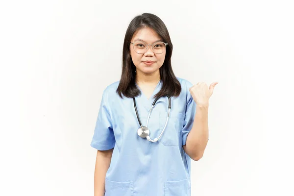 Mostrando Apontando Produto Com Polegar Jovem Médico Asiático Isolado Fundo — Fotografia de Stock