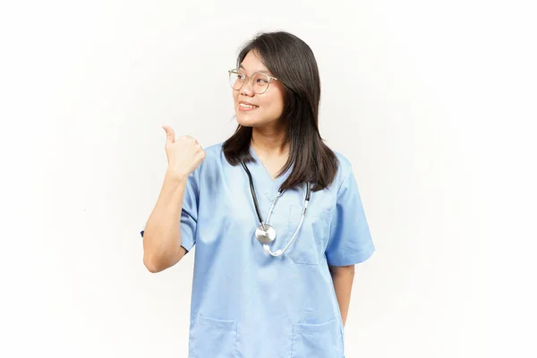 带着白色背景的亚洲年轻医生的大头针展示和指点产品 — 图库照片