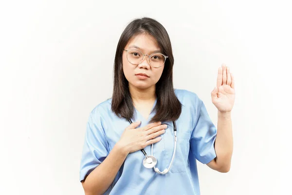 Vereidigung Oder Versprechungsgeste Eines Jungen Asiatischen Arztes Isoliert Auf Weißem — Stockfoto